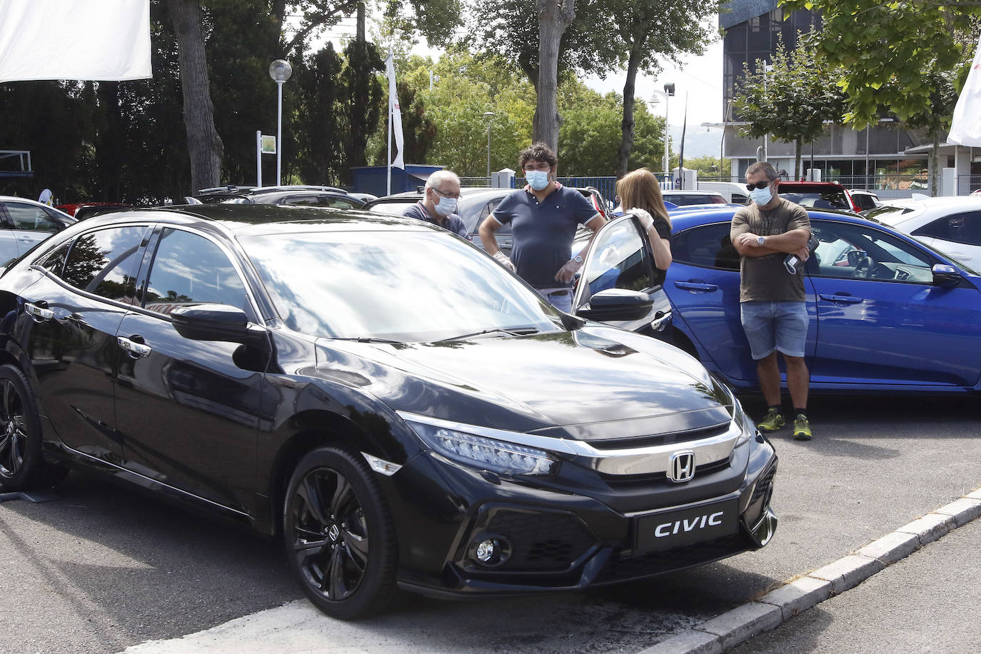 Los concesionarios llegan al recinto con suculentas ofertas