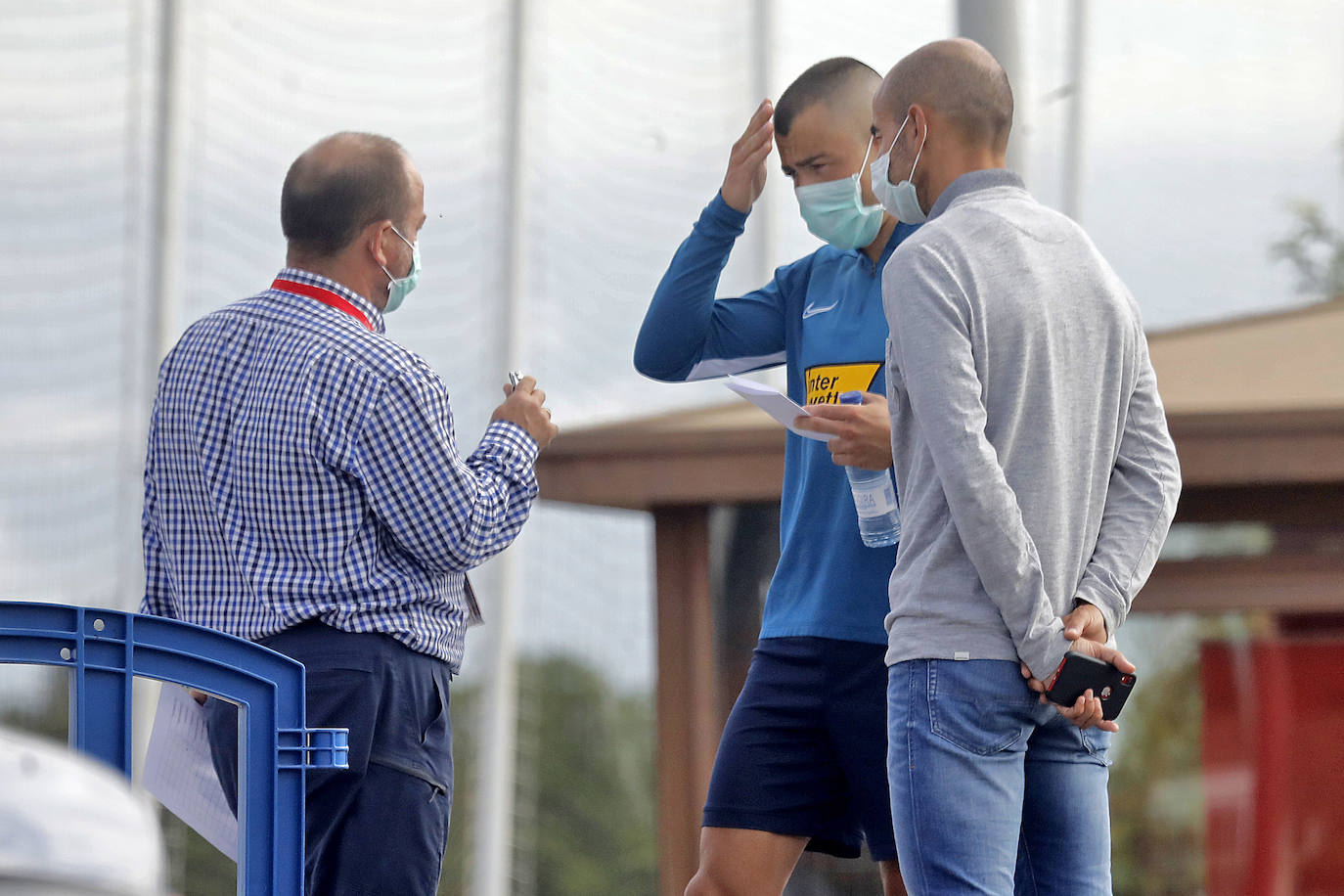 Los jugadores no pueden pisar el vestuario, por lo que llegan desde casa vestidos para ejercitarse