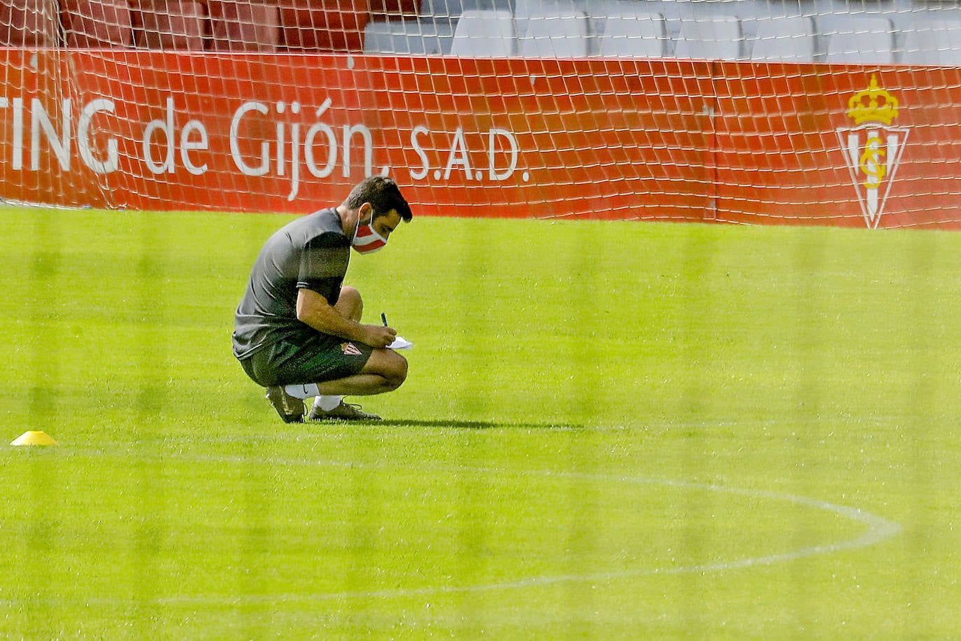 Los jugadores no pueden pisar el vestuario, por lo que llegan desde casa vestidos para ejercitarse