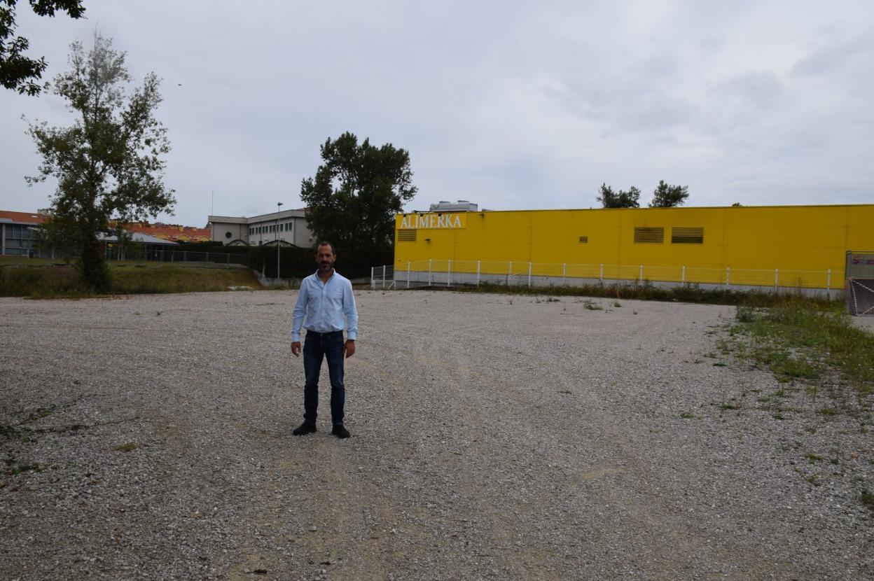 El alcalde, Ángel García, en la parcela del futuro aparcamiento. 