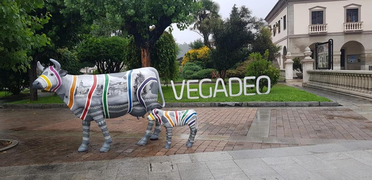 Silvallana y su 'xatín' amanecieron ayer en el parque del Medal. 