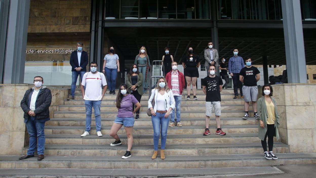 En el centro, la consejera de Presidencia, Rita Camblor, con varias asociaciones juveniles por el Día Mundial de la Juventud. 