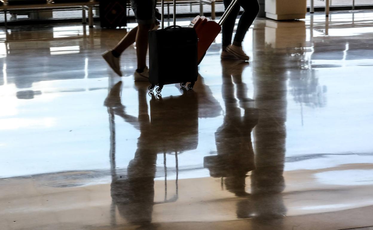 Viajeros en el aeropuerto de Asturias.