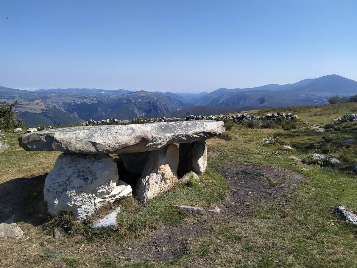 Fotos: Un viaje al pasado por la ruta del Dolmen de Merillés