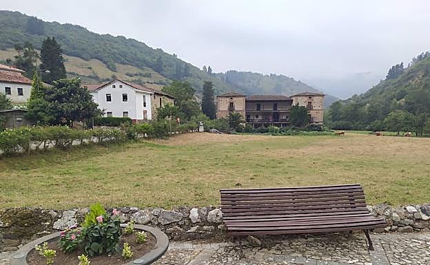 Una de las casonas que veremos a la salida del pueblo de Tuña. 