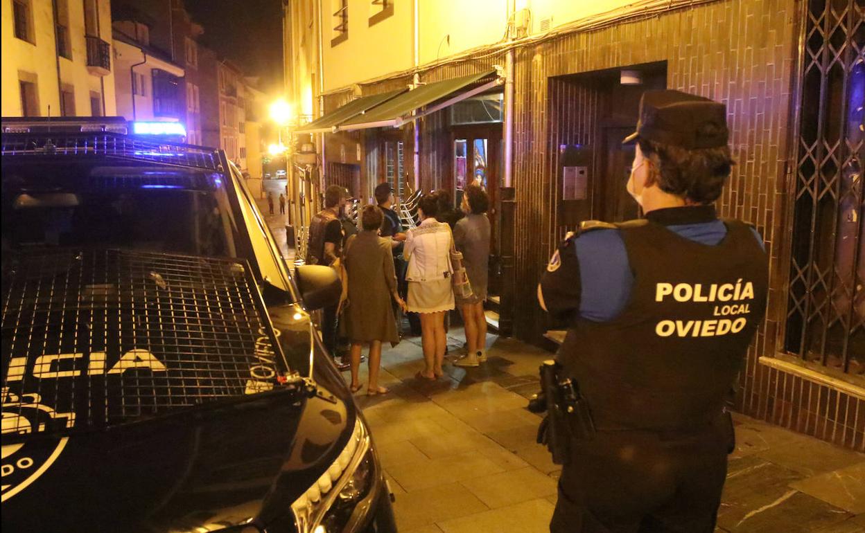 Agentes de la Policía Local de Oviedo, en los controles de ocio nocturno de la ciudad. 