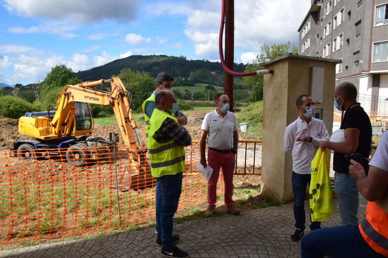 El alcalde de Siero, Ángel García, charla con los técnicos municipales en la obra. 