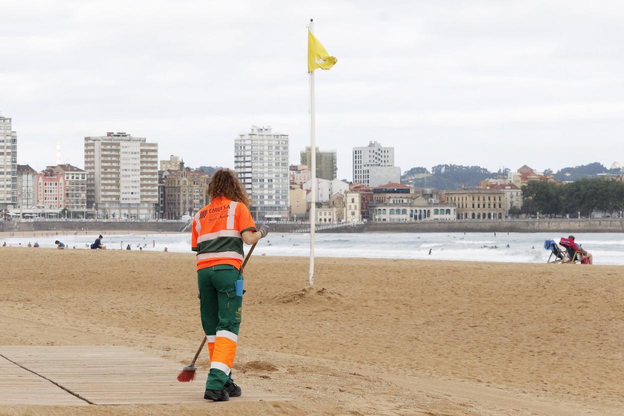 El baño volvió a permitirse ayer en la playa de San Lorenzo. 