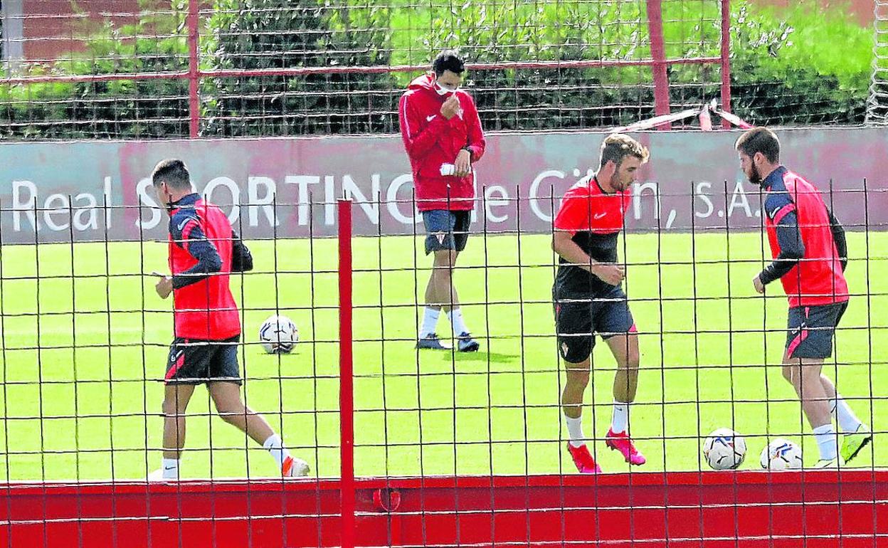 César, uno de los grandes ausentes en la lista inicial, se ejercita junto a otros compañeros del filial con el primer equipo. A. García