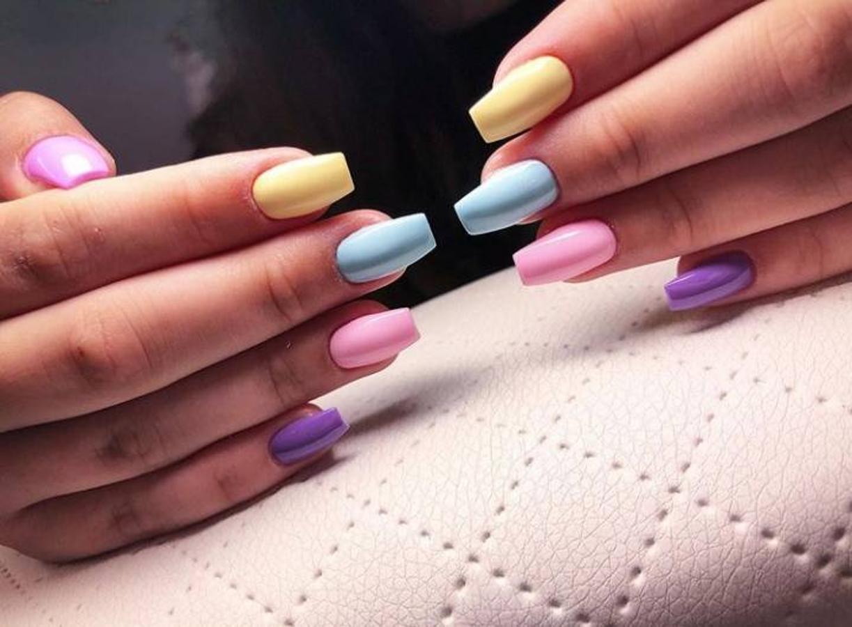 Los colores pastel vuelven a ser tendencia cada verano y este en concreto se han adueñado de la mayoría de diseños de uñas. Evidencia de ello, es que están presentes en la mayoría de manicuras de Instagram y en todo tipo de diseños. Desde diseños con degradados, colores lisos, con pan de oro, pegatinas, diseños abstractos, tipo nube o incluso tie-dye. Todo vale para incluir este tipo de colores llamativos y salirse de las manicuras más clásicas. Si lo que necesitas es inspiración, aquí hemos recopilado algunos de los diseños más originales que hemos encontrado en Instagram ¿Cuales son tus favoritos?