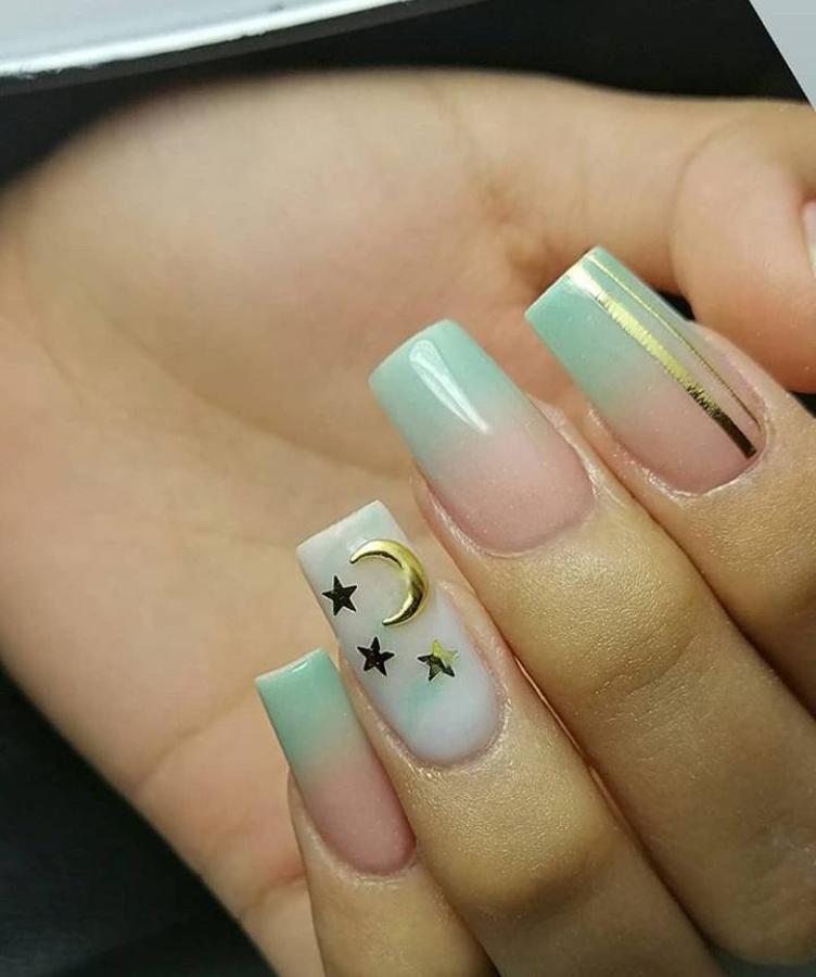 Los colores pastel vuelven a ser tendencia cada verano y este en concreto se han adueñado de la mayoría de diseños de uñas. Evidencia de ello, es que están presentes en la mayoría de manicuras de Instagram y en todo tipo de diseños. Desde diseños con degradados, colores lisos, con pan de oro, pegatinas, diseños abstractos, tipo nube o incluso tie-dye. Todo vale para incluir este tipo de colores llamativos y salirse de las manicuras más clásicas. Si lo que necesitas es inspiración, aquí hemos recopilado algunos de los diseños más originales que hemos encontrado en Instagram ¿Cuales son tus favoritos?