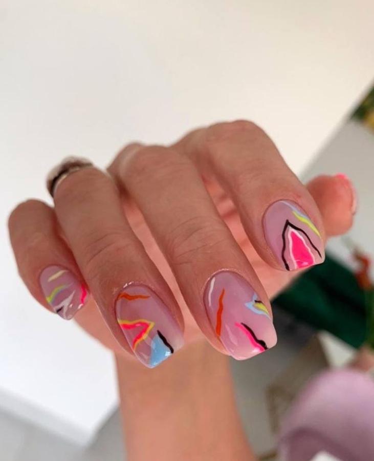 Los colores pastel vuelven a ser tendencia cada verano y este en concreto se han adueñado de la mayoría de diseños de uñas. Evidencia de ello, es que están presentes en la mayoría de manicuras de Instagram y en todo tipo de diseños. Desde diseños con degradados, colores lisos, con pan de oro, pegatinas, diseños abstractos, tipo nube o incluso tie-dye. Todo vale para incluir este tipo de colores llamativos y salirse de las manicuras más clásicas. Si lo que necesitas es inspiración, aquí hemos recopilado algunos de los diseños más originales que hemos encontrado en Instagram ¿Cuales son tus favoritos?