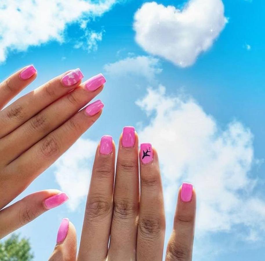 Los colores pastel vuelven a ser tendencia cada verano y este en concreto se han adueñado de la mayoría de diseños de uñas. Evidencia de ello, es que están presentes en la mayoría de manicuras de Instagram y en todo tipo de diseños. Desde diseños con degradados, colores lisos, con pan de oro, pegatinas, diseños abstractos, tipo nube o incluso tie-dye. Todo vale para incluir este tipo de colores llamativos y salirse de las manicuras más clásicas. Si lo que necesitas es inspiración, aquí hemos recopilado algunos de los diseños más originales que hemos encontrado en Instagram ¿Cuales son tus favoritos?