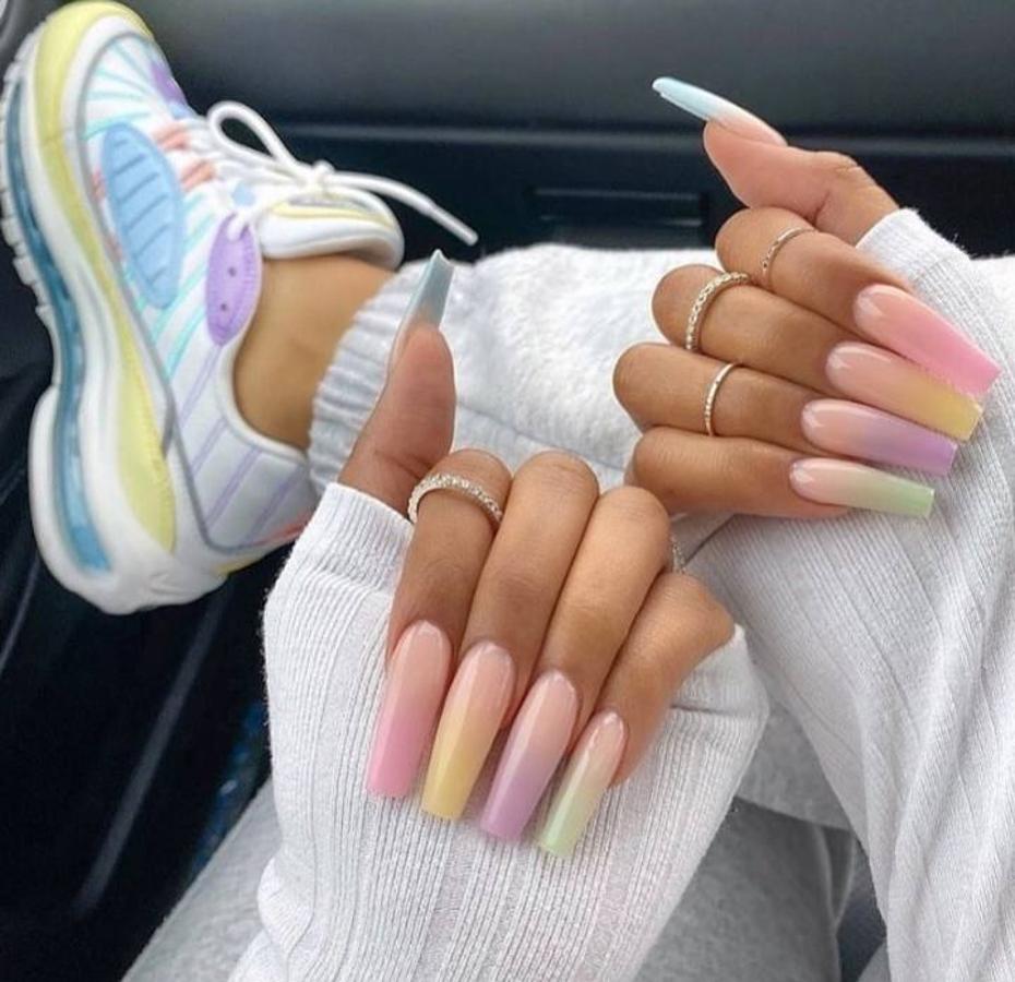 Los colores pastel vuelven a ser tendencia cada verano y este en concreto se han adueñado de la mayoría de diseños de uñas. Evidencia de ello, es que están presentes en la mayoría de manicuras de Instagram y en todo tipo de diseños. Desde diseños con degradados, colores lisos, con pan de oro, pegatinas, diseños abstractos, tipo nube o incluso tie-dye. Todo vale para incluir este tipo de colores llamativos y salirse de las manicuras más clásicas. Si lo que necesitas es inspiración, aquí hemos recopilado algunos de los diseños más originales que hemos encontrado en Instagram ¿Cuales son tus favoritos?