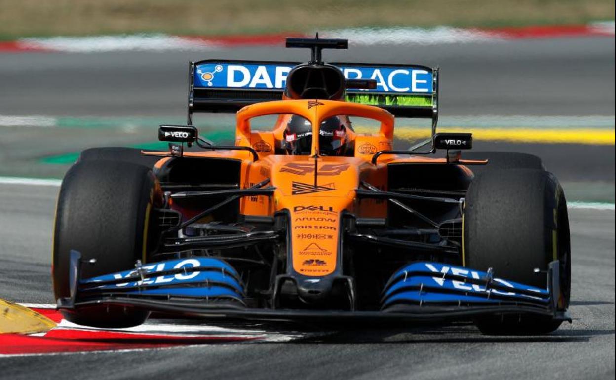 El McLaren de Carlos Sainz, durante los entrenamientos libres del Gran Premio de España.