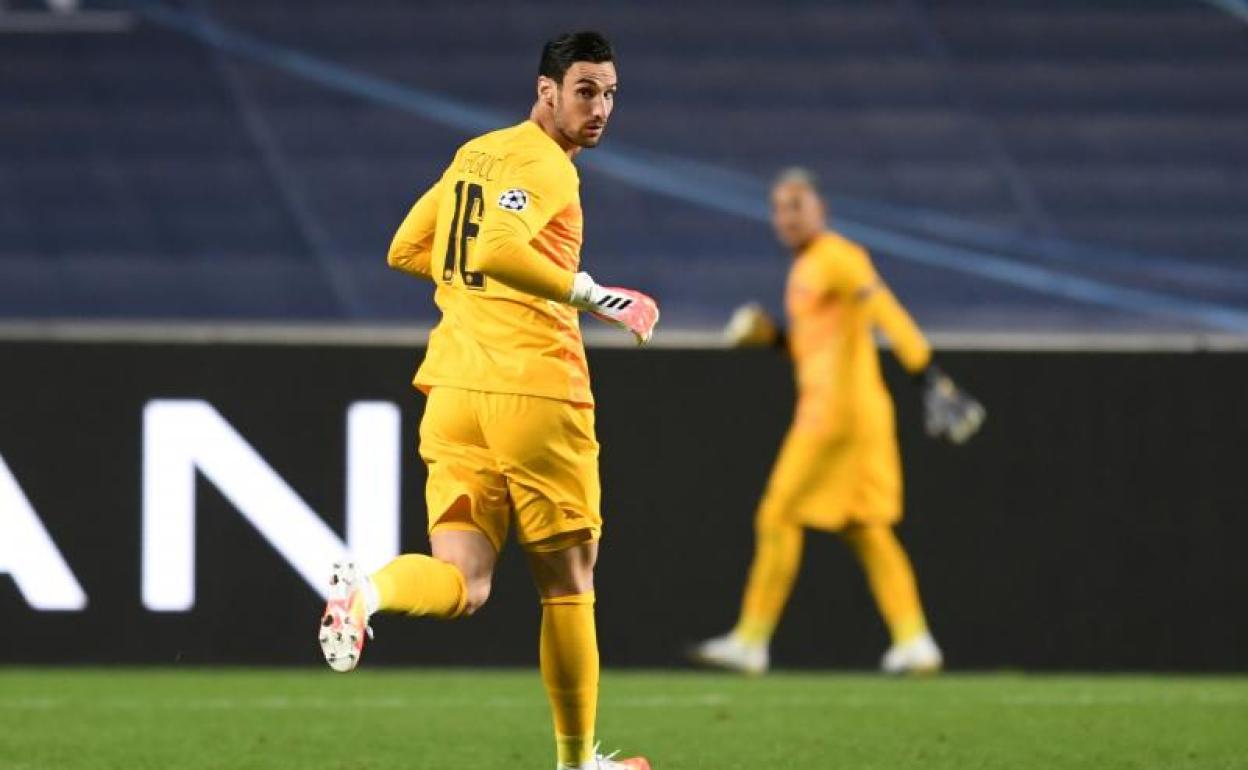 Sergio Rico sustituye a Keylor Navas en el duelo ante la Atalanta.