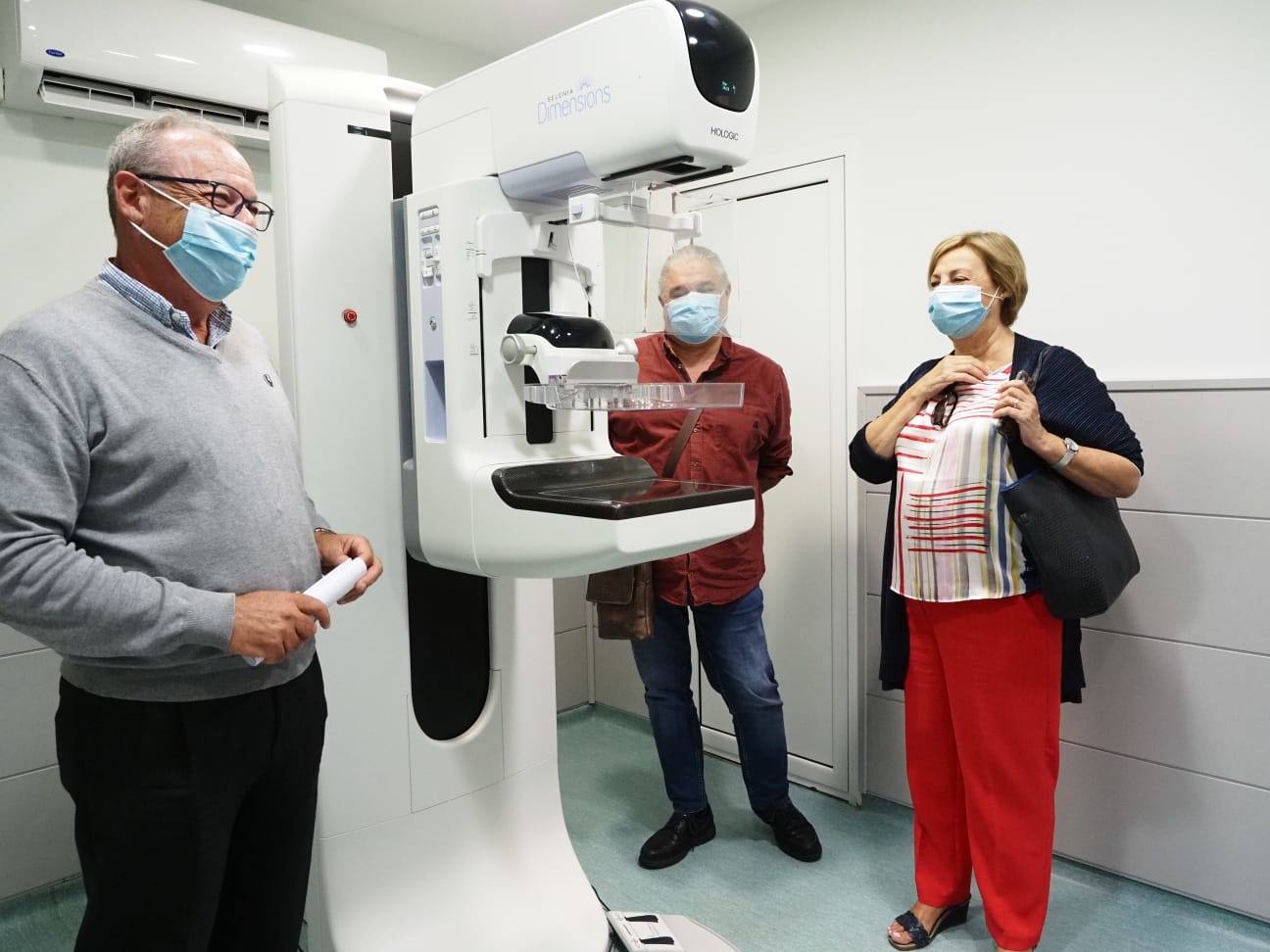 José Menéndez Guerra, Ricardo de Dios y Mariví Monteserín contemplan el nuevo mamógrafo del Hospital Avilés. 