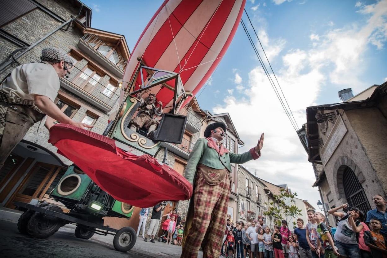 La caravana de Puck, que aparcará en La Vega. El espectáculo teatral sobre aviación Zeppelin. La construcción croché de Cathy Bertel. 