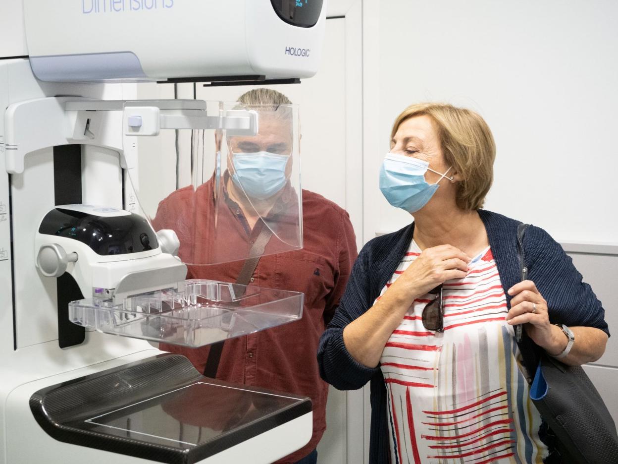 La alcaldesa observa la máquina en presencia del gerente del área sanitaria III, Ricardo de Dios. 