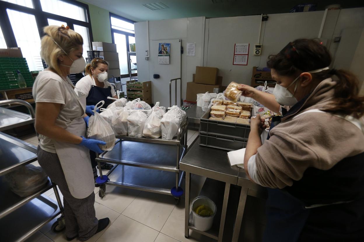 Dos mujeres preparan un menú en la Cocina Económica de Oviedo. 
