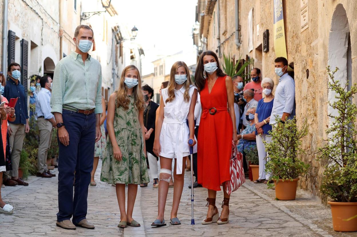 Los Reyes y sus hijas -la infanta Sofía, con la rodilla herida y una muleta a causa de una caída- pasean por las calles de Palma. 