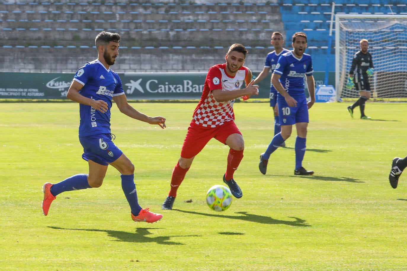 David Busta, jugador del Llanera, en el centro de la imagen.