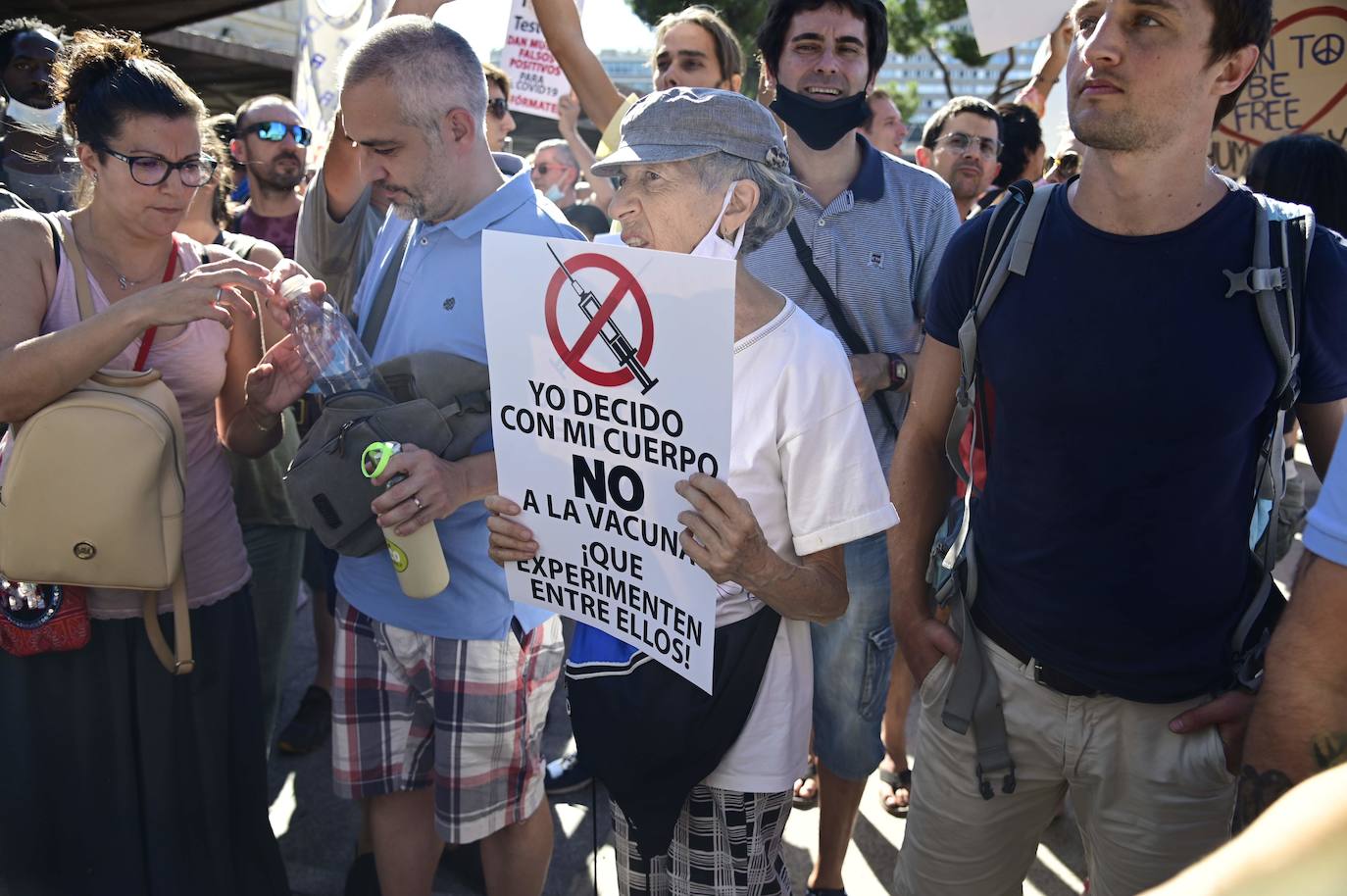 Unas 3.000 personas, sin mascarilla ni distancia, protestan en Madrid contra las medidas antiCovid