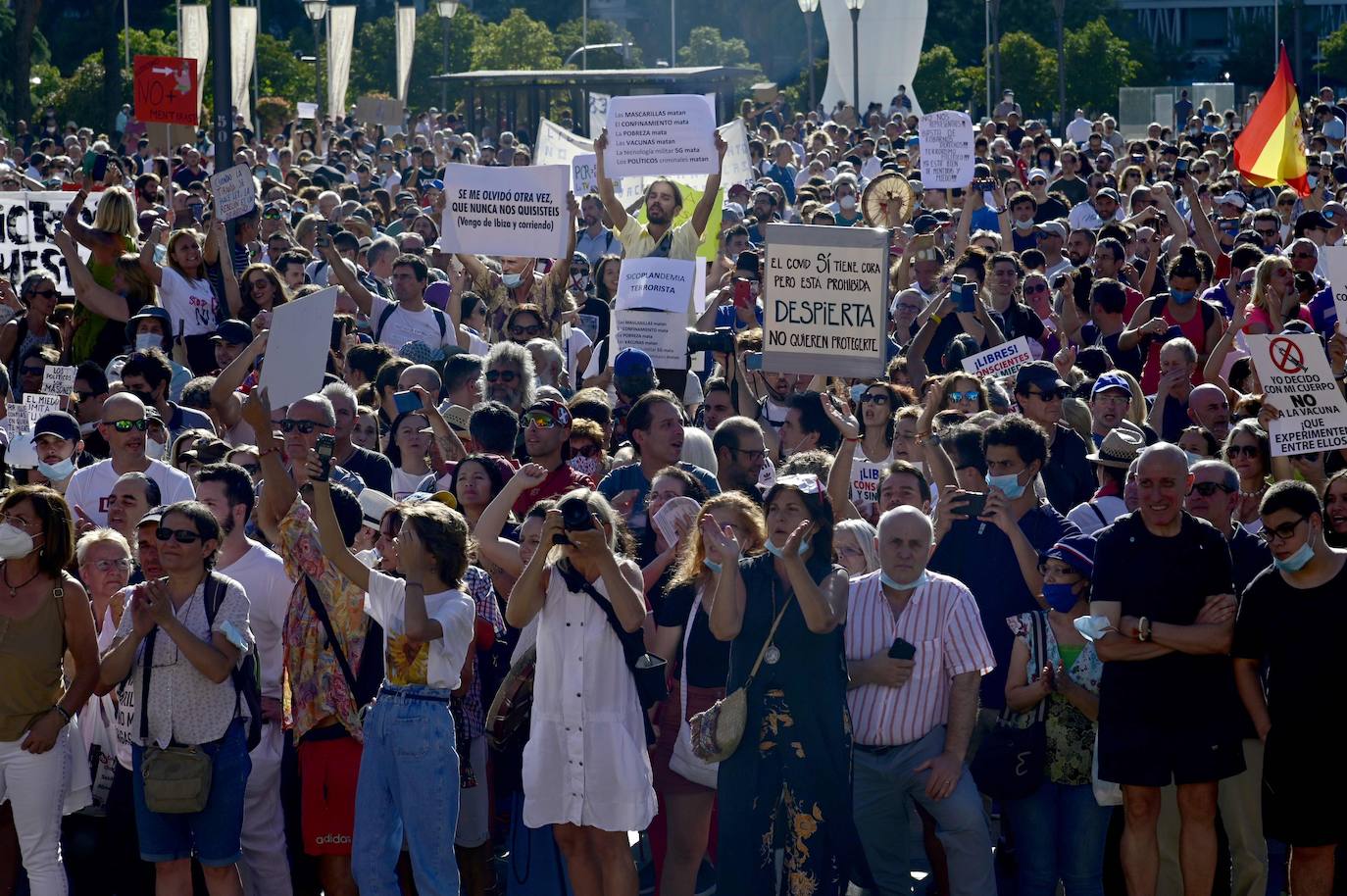 Unas 3.000 personas, sin mascarilla ni distancia, protestan en Madrid contra las medidas antiCovid