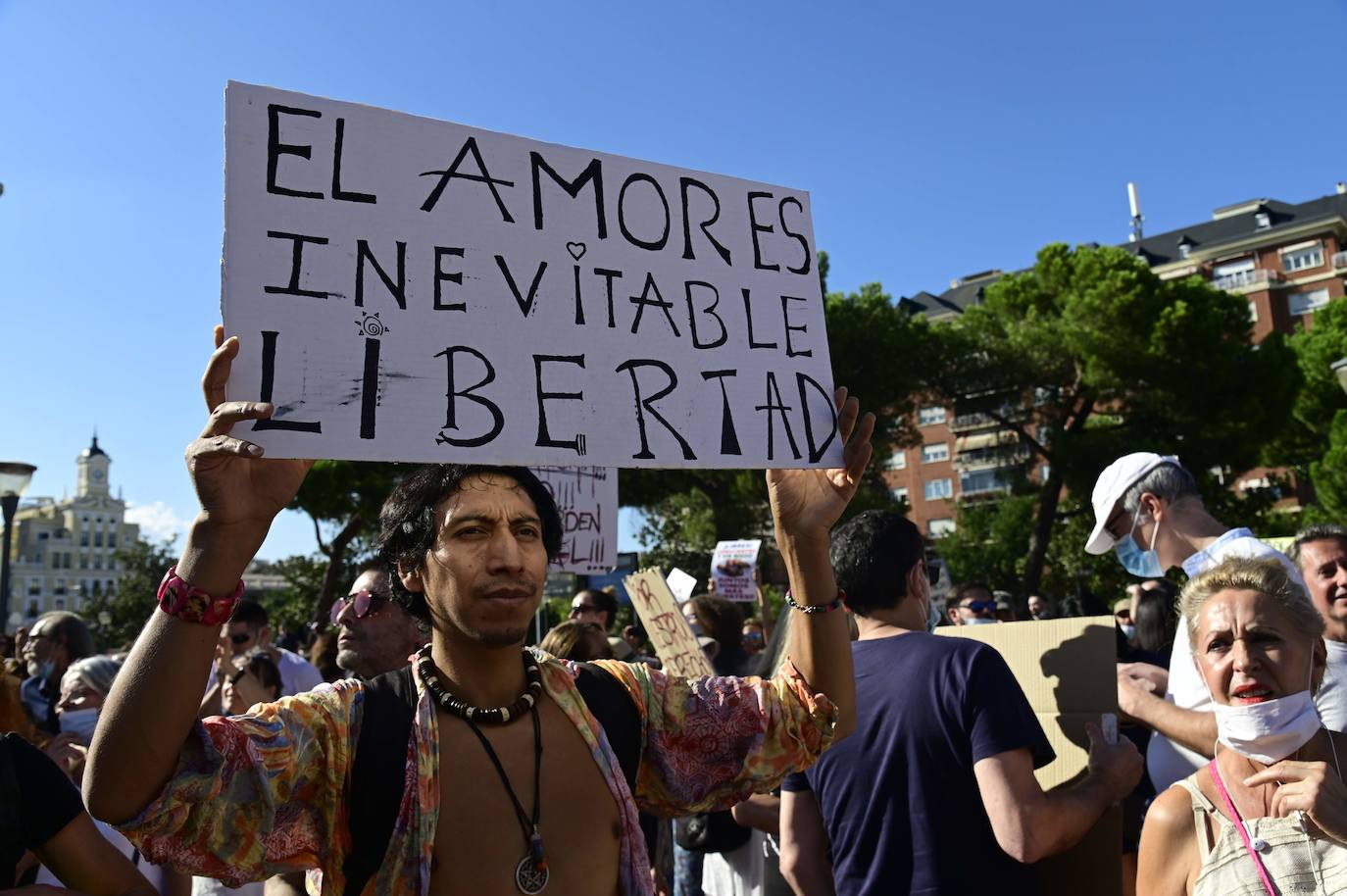 Unas 3.000 personas, sin mascarilla ni distancia, protestan en Madrid contra las medidas antiCovid
