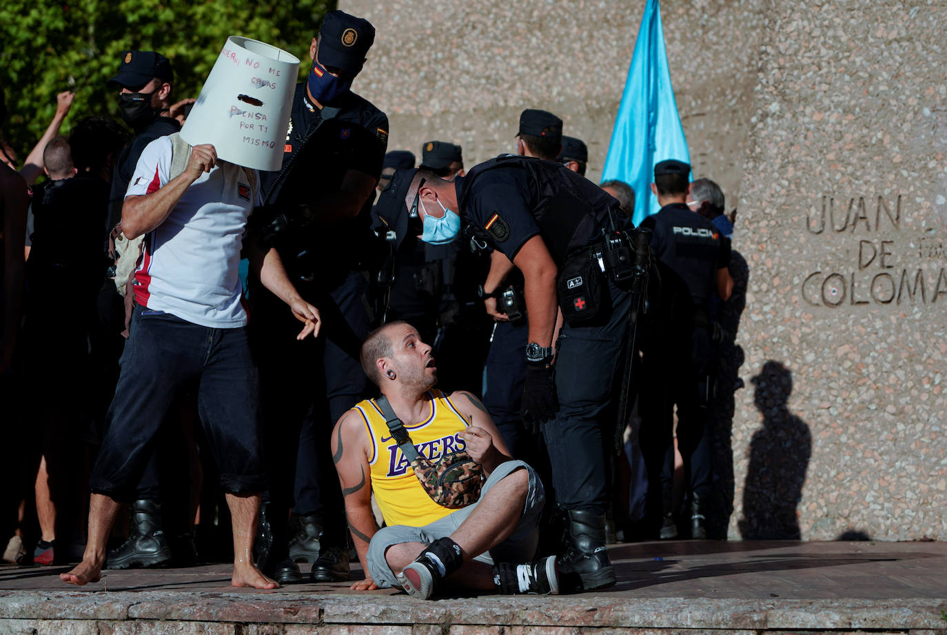 Unas 3.000 personas, sin mascarilla ni distancia, protestan en Madrid contra las medidas antiCovid