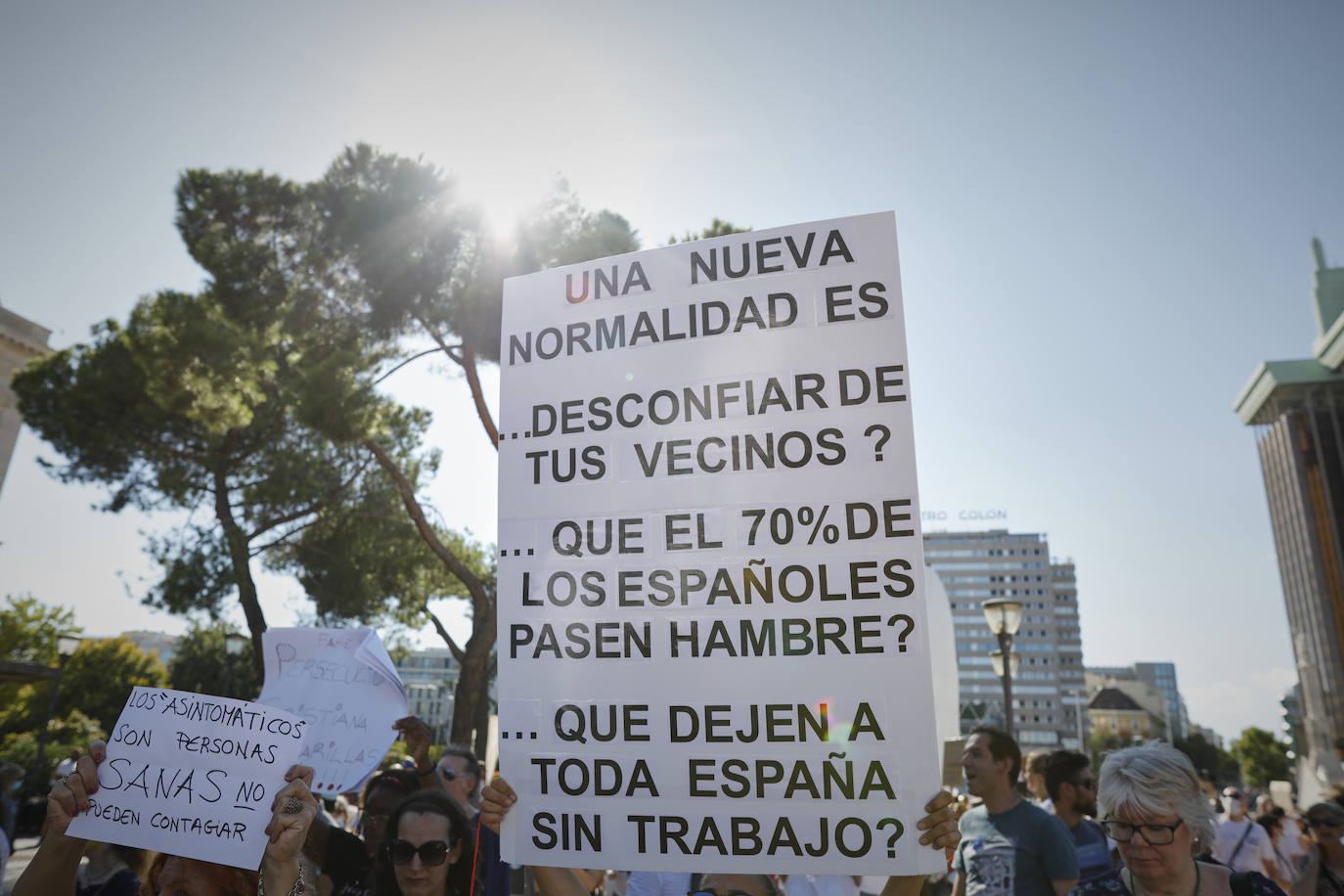 Unas 3.000 personas, sin mascarilla ni distancia, protestan en Madrid contra las medidas antiCovid