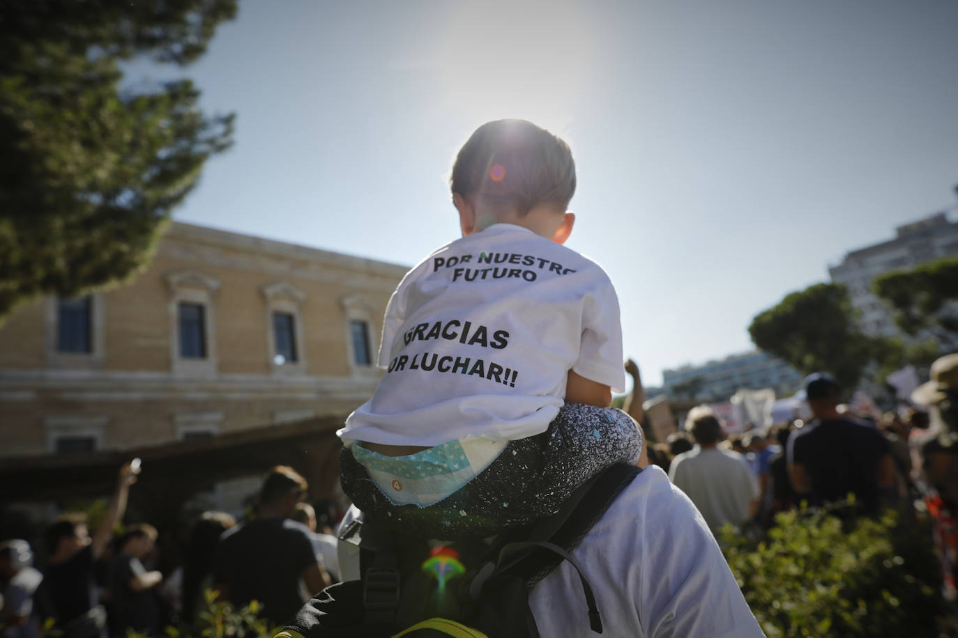 Unas 3.000 personas, sin mascarilla ni distancia, protestan en Madrid contra las medidas antiCovid