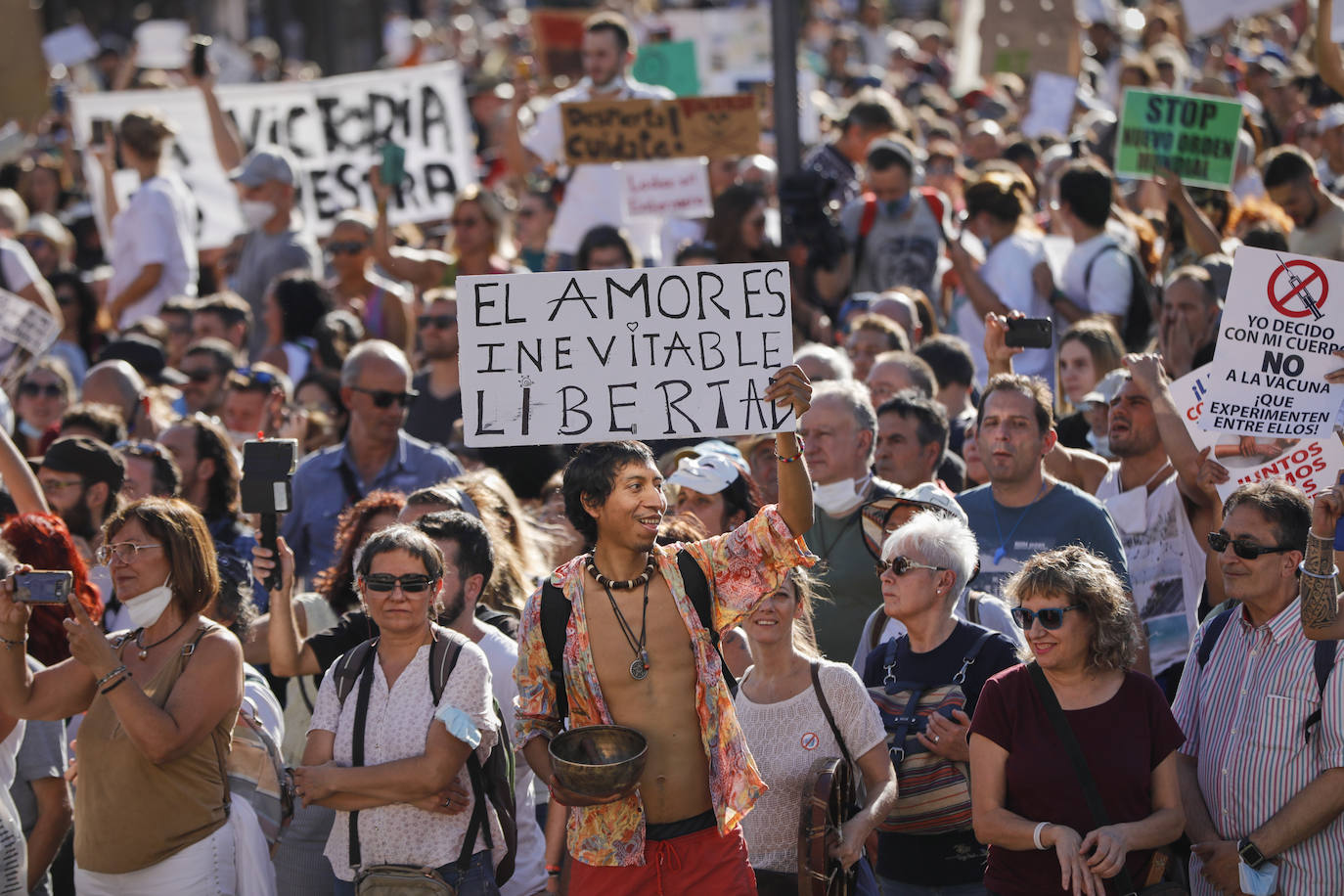 Unas 3.000 personas, sin mascarilla ni distancia, protestan en Madrid contra las medidas antiCovid
