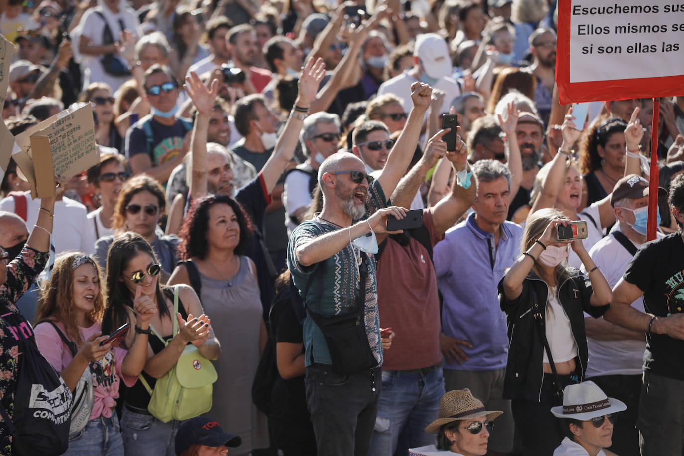 Unas 3.000 personas, sin mascarilla ni distancia, protestan en Madrid contra las medidas antiCovid