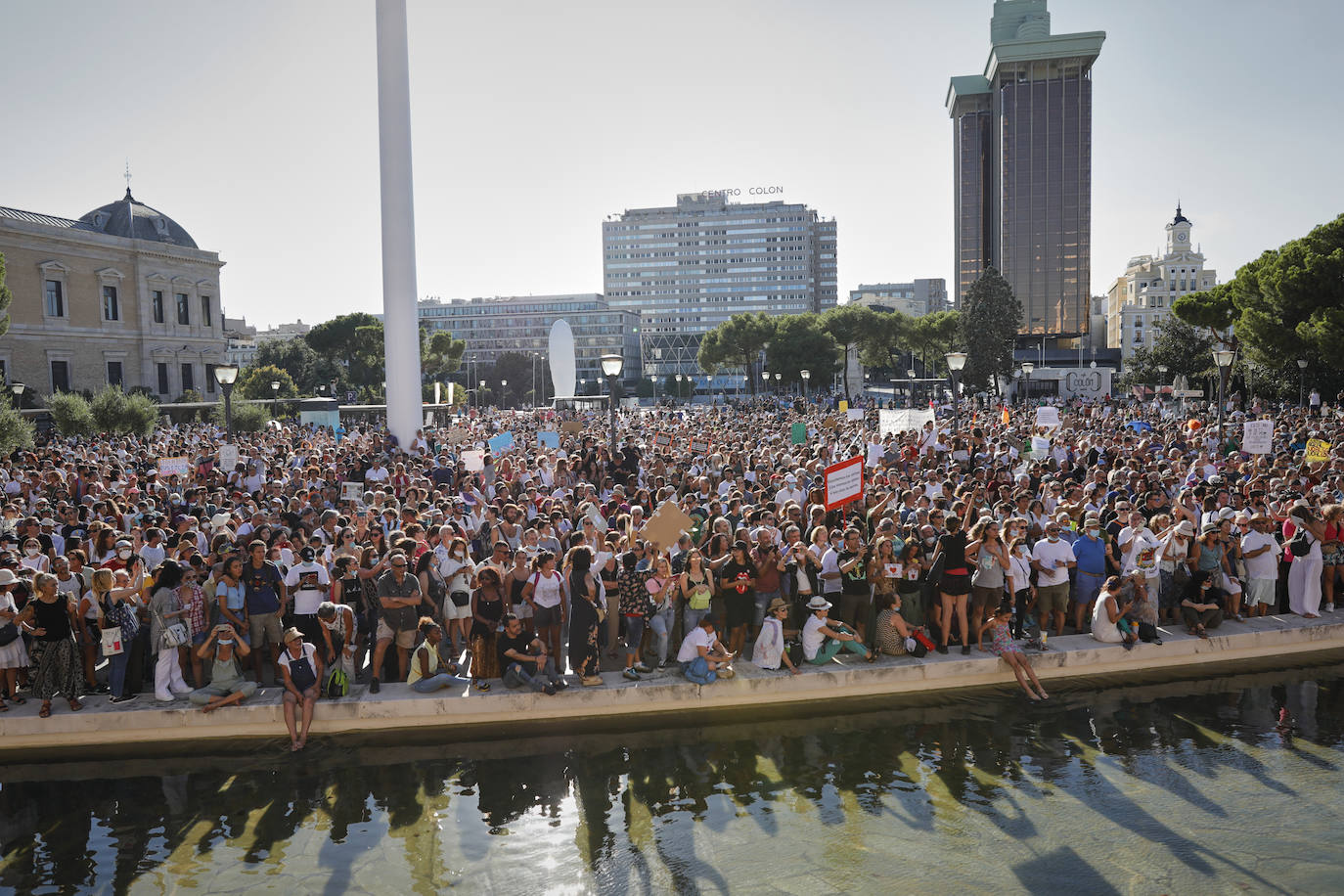 Unas 3.000 personas, sin mascarilla ni distancia, protestan en Madrid contra las medidas antiCovid
