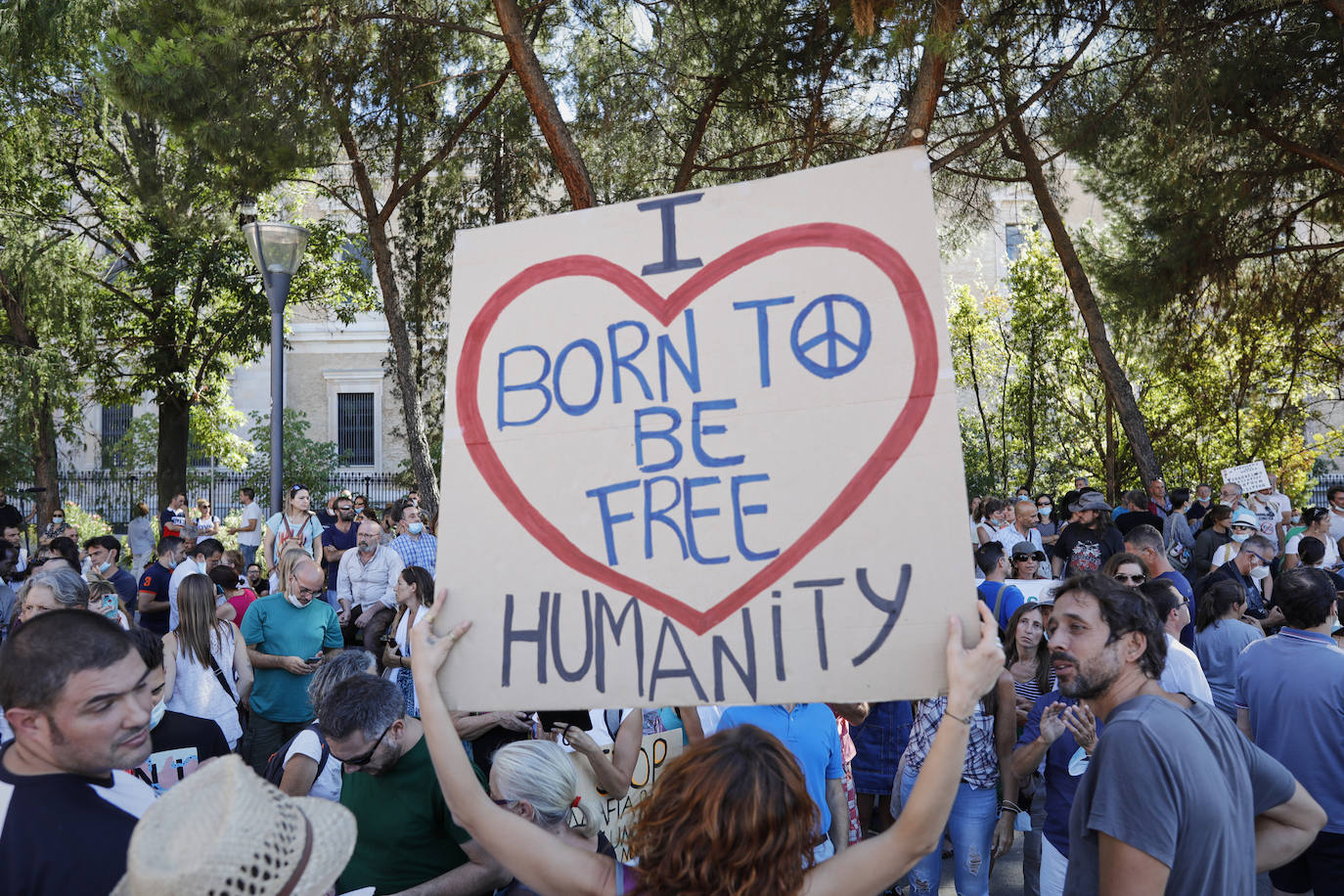 Unas 3.000 personas, sin mascarilla ni distancia, protestan en Madrid contra las medidas antiCovid