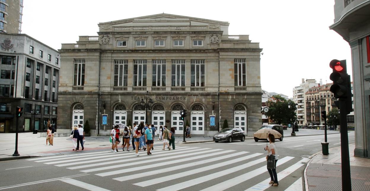 Viandantes cruzan, ayer, frente a la entrada del Teatro Campoamor.