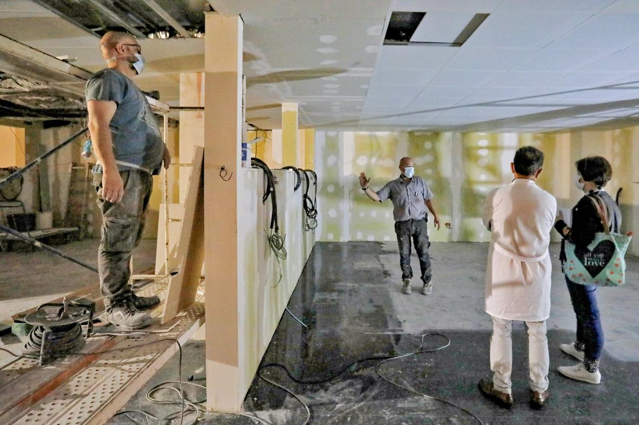 La ampliación de las urgencias de adultos de Cabueñes permitirá dotar al servicio de circuitos diferenciados de COVID y no COVID. En la imagen, el jefe de obra Francisco Javier Yañes Jiménez explica la evolución de los trabajos al gerente del Área Sanitaria V. 