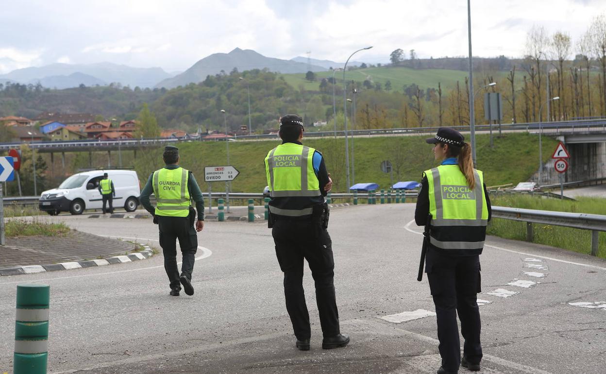 La Guardia Civil y la Policía Local levantan cuatro puestos de 'top manta' en Cangas de Onís