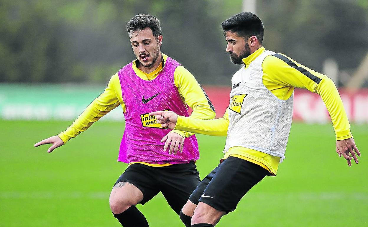 Traver pugna por el balón con Carmona, en un entrenamiento de la pasada campaña. a. garcía