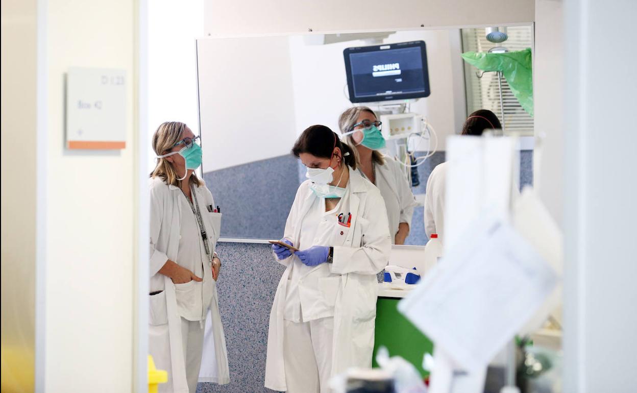 Trabajadores de la UCI del HUCA. 