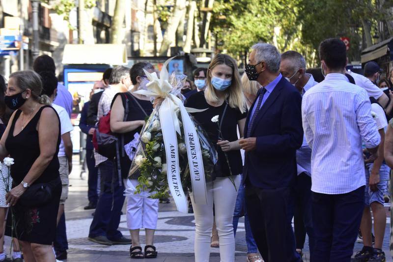 Las Ramblas de Barcelona han acogico un emotivo acto en recuerdo a las 16 personas fallecidas el 17 de agosto de 2017 y a los más de 150 heridos en los atentados de Barcelona y Cambrils con motivo del tercer aniversario del ataque terrorista. 