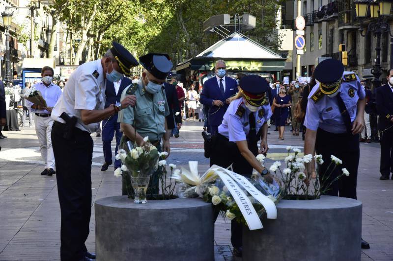 Las Ramblas de Barcelona han acogico un emotivo acto en recuerdo a las 16 personas fallecidas el 17 de agosto de 2017 y a los más de 150 heridos en los atentados de Barcelona y Cambrils con motivo del tercer aniversario del ataque terrorista. 