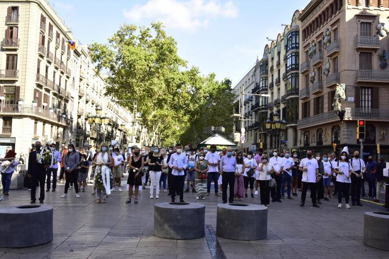 Las Ramblas de Barcelona han acogico un emotivo acto en recuerdo a las 16 personas fallecidas el 17 de agosto de 2017 y a los más de 150 heridos en los atentados de Barcelona y Cambrils con motivo del tercer aniversario del ataque terrorista. 