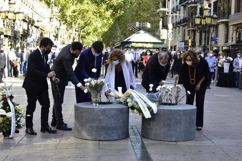 Las Ramblas de Barcelona han acogico un emotivo acto en recuerdo a las 16 personas fallecidas el 17 de agosto de 2017 y a los más de 150 heridos en los atentados de Barcelona y Cambrils con motivo del tercer aniversario del ataque terrorista. 