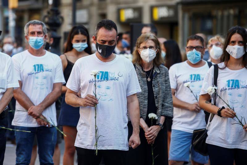 Las Ramblas de Barcelona han acogico un emotivo acto en recuerdo a las 16 personas fallecidas el 17 de agosto de 2017 y a los más de 150 heridos en los atentados de Barcelona y Cambrils con motivo del tercer aniversario del ataque terrorista. 