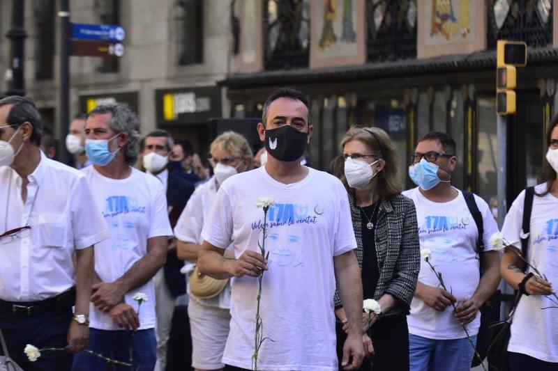 Las Ramblas de Barcelona han acogico un emotivo acto en recuerdo a las 16 personas fallecidas el 17 de agosto de 2017 y a los más de 150 heridos en los atentados de Barcelona y Cambrils con motivo del tercer aniversario del ataque terrorista. 