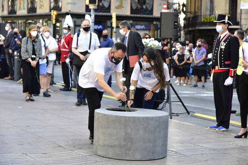 Las Ramblas de Barcelona han acogico un emotivo acto en recuerdo a las 16 personas fallecidas el 17 de agosto de 2017 y a los más de 150 heridos en los atentados de Barcelona y Cambrils con motivo del tercer aniversario del ataque terrorista. 