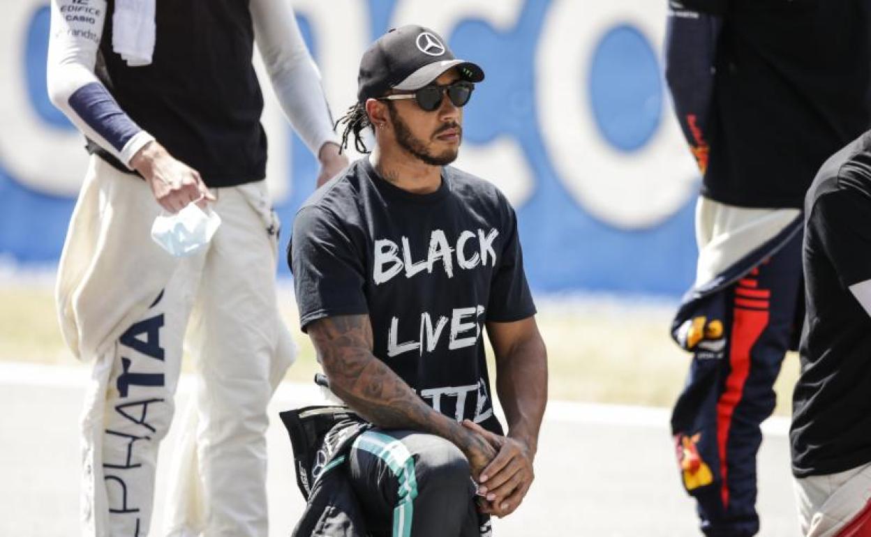 Lewis Hamilton, arrodillado en el circuito de Montmeló. 