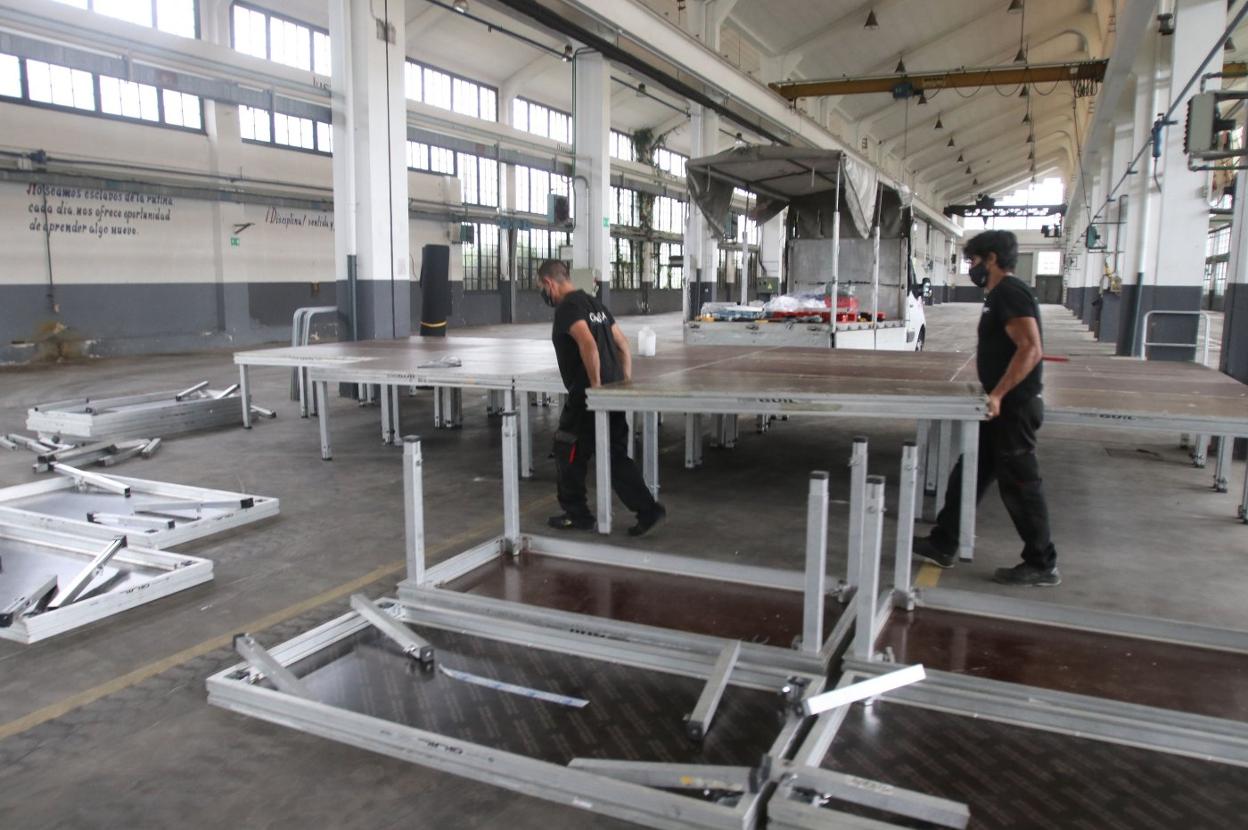 La instalación de los escenarios en la fábrica de armas de La Vega arrancó ayer. 